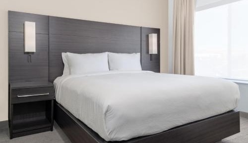 One-Bedroom King Suite with Sofa Bed and Roll-in Shower - Mobility Accessible