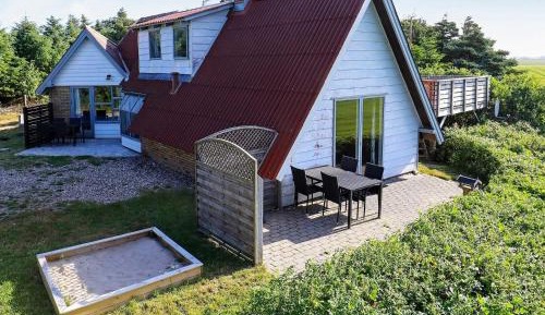 Three-Bedroom Holiday Home 