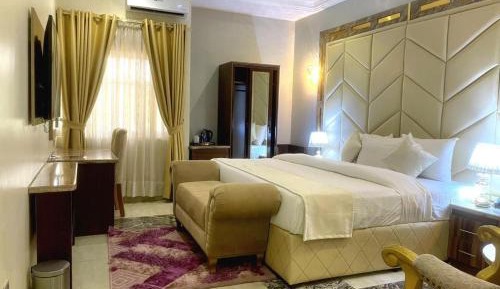 King Suite with Pool View