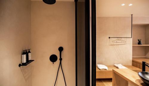 Design Suite with Indoor Hot Tub, Opposite Building