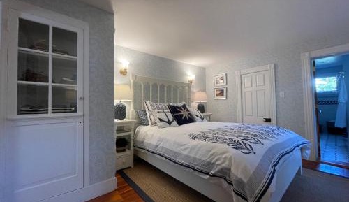 Deluxe Queen Suite