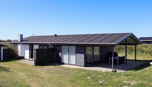 Three-Bedroom Holiday Home 