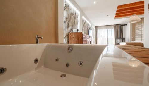 Deluxe Suite with Spa Bath