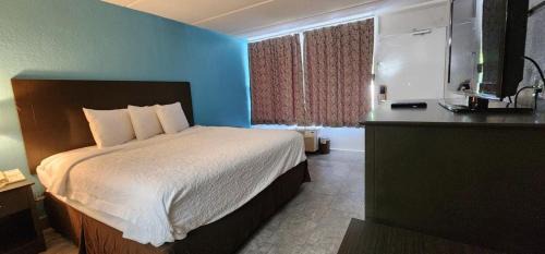 King Room with Mobility Access and Bathtub with Grab Bars, Non-Smoking