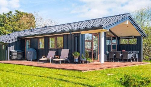 Three-Bedroom Holiday Home 