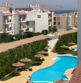 Apartment with Pool View 