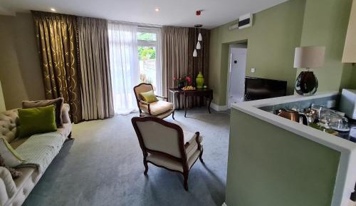 Two-Bedroom Deluxe Apartment with Garden View