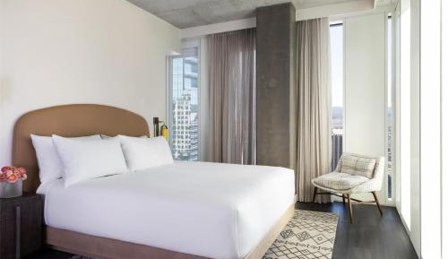 Deluxe King Room with City View
