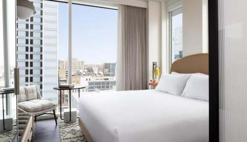 Corner King Room with City View