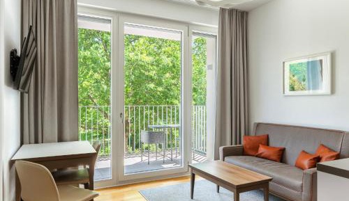	Apartment Deluxe with Living Area and Balcony