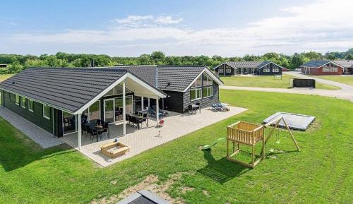 Eight-Bedroom Holiday Home
