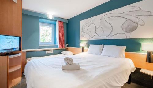 Standard Room with One Double Bed and One Single Bed