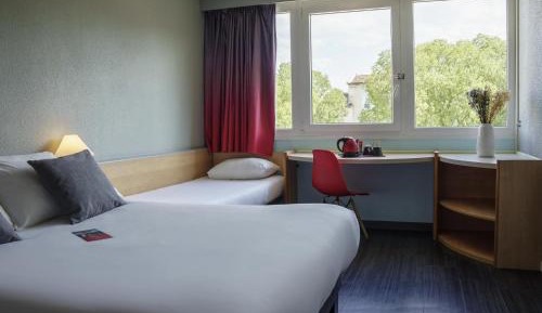 Standard Room with One Double Bed and One Single Bed