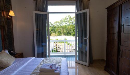 Family Room with Garden View