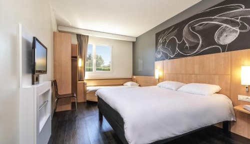 Standard Room with one double and one single bed