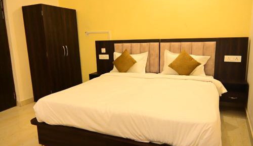 Deluxe Room (2 Adults + 1 Child)