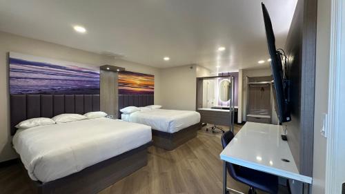 Queen Room with Two Queen Beds and Kitchenette