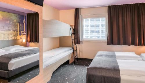 Family Room (3 Adults + 1 Child)