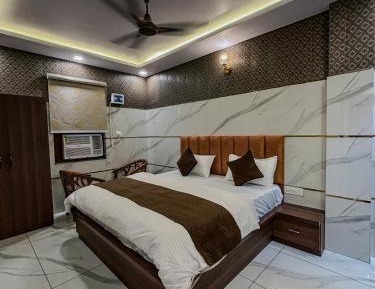 Deluxe Double Room (2 Adults + 1 Child)