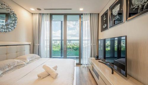One-Bedroom Apartment with City View