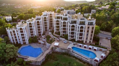 One-Bedroom Apartment with Pool View