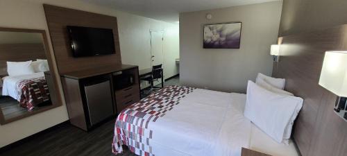 Deluxe Queen Room Disability Access Non-Smoking