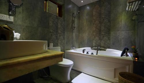 King Room with Bathtub