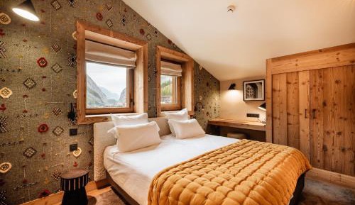 Three-Bedroom Apartment with Mountain View