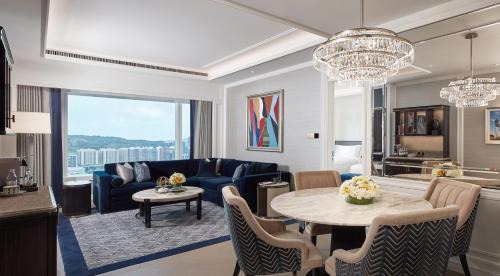 One-Bedroom Grand Charles King Suite with City View