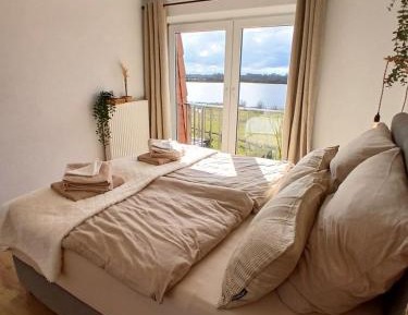 One-Bedroom Apartment with Lake View