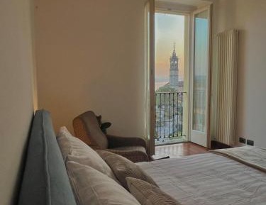One-Bedroom Apartment with Lake View