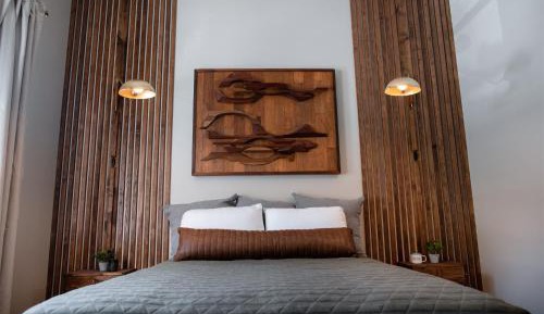 Deluxe Queen Suite