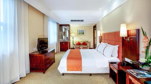 Standard King Room with Lounge Access