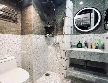 One-Bedroom Loft Apartment with One Queen Bed