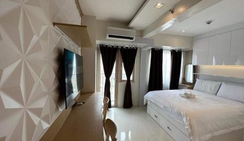 Studio with Balcony
