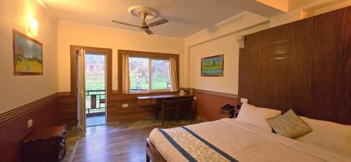 Double Room with Mountain View and Balcony