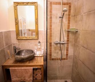 Deluxe Room (2 Adults + 1 Child)