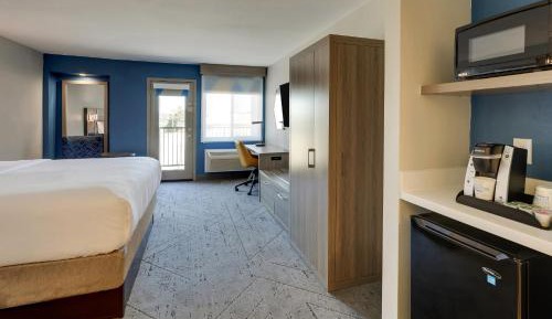 Standard King Room with Balcony - Communications Accessible 
