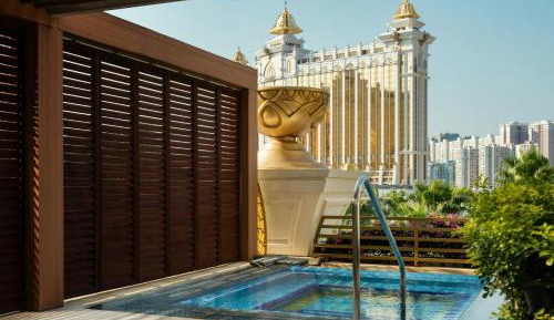 Retreat Studio with Whirlpool & Patio King or Double 