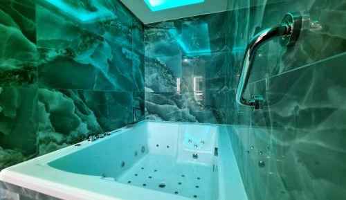 Signature Jacuzzi Suite