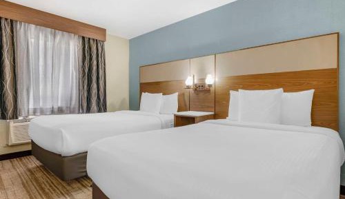 Two-Bedroom King Suite with Two Double Beds and Kitchen