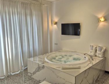 Deluxe Suite with Spa Bath