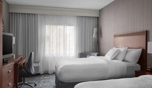 Double Room with Two Double Beds and Adapted Tub - Mobility Accessible