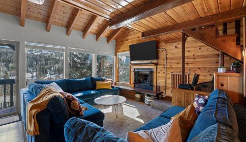 Three-Bedroom Apartment with Mountain View