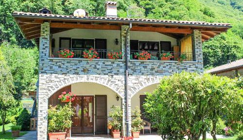 Apartment with Mountain View