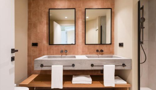One-Bedroom Swim-Up King Suite with Sofa Bed