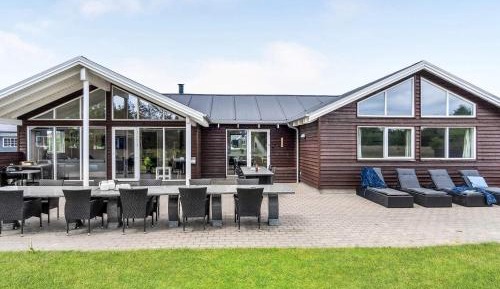 Seven-Bedroom Holiday Home