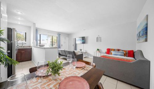 Superior Queen Studio with Kitchen and Futon