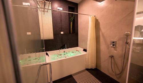 Studio with Spa Bath
