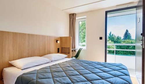 Standard Room - 1 Queen Bed